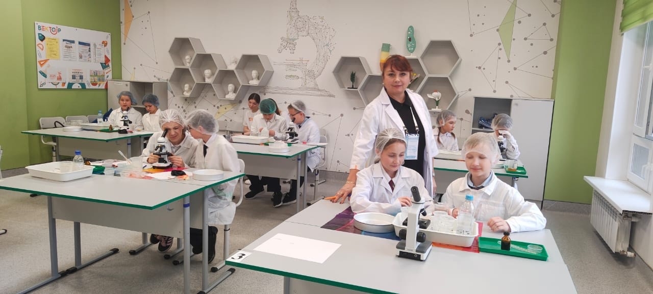 На занятиях Алсу Максютиной ребята осваивают науку на практике: проводят опыты, управляются с приборами, учатся читать между строк в цифрах и смело отстаивать свои гипотезы. / Фото: архив А. Максютиной  